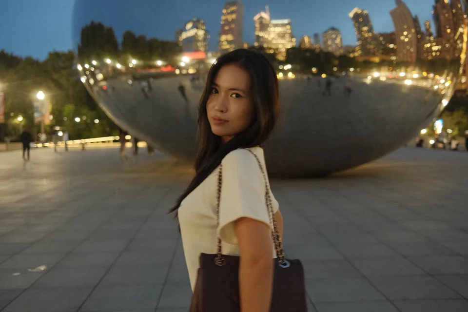 Чикагогийн Cloud Gate-ийн дэргэд үдшээр зургаа авахуулсан оролцогч
