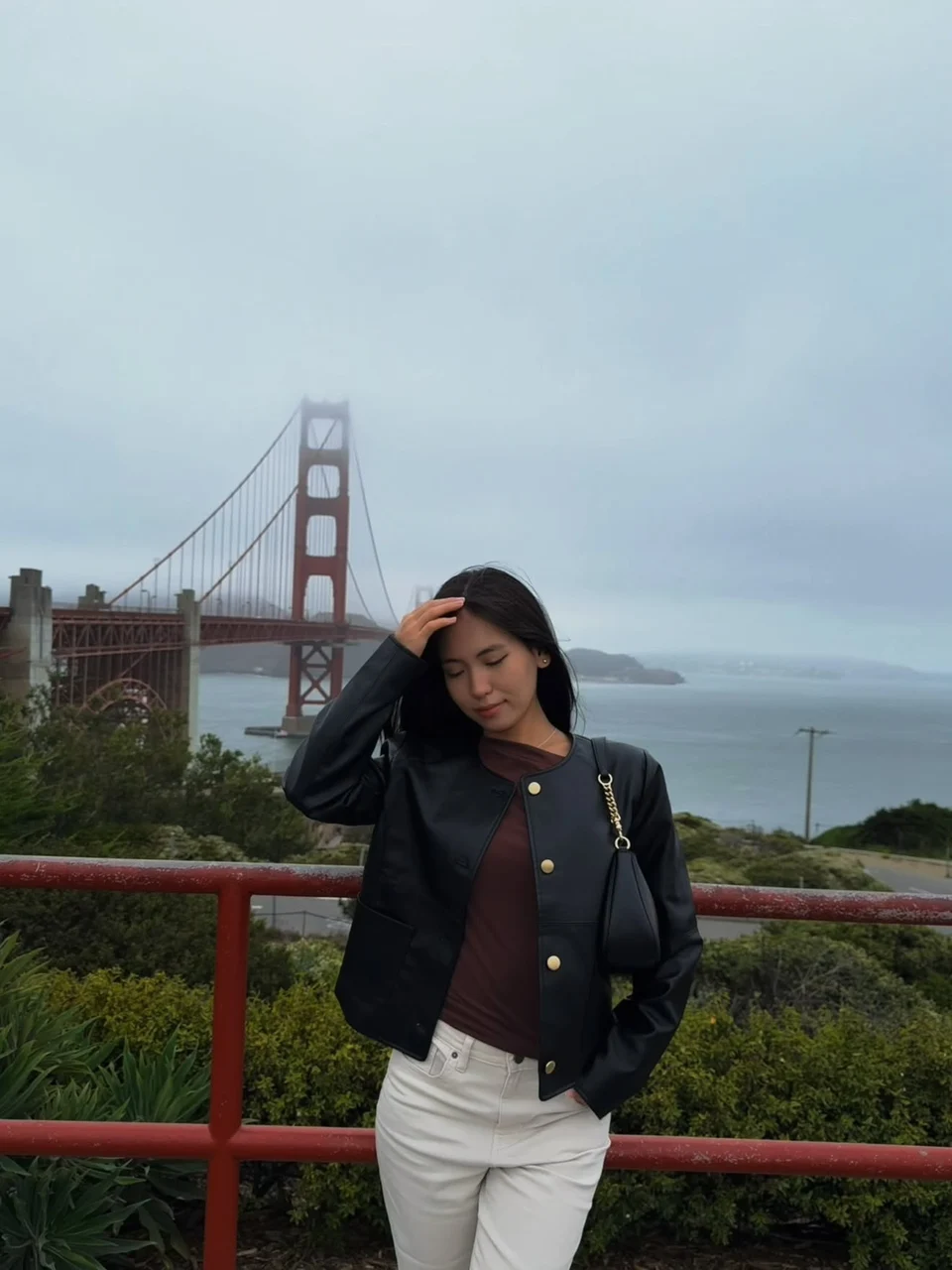 Golden Gate гүүрийн дэргэд зургаа авахуулсан аялагч