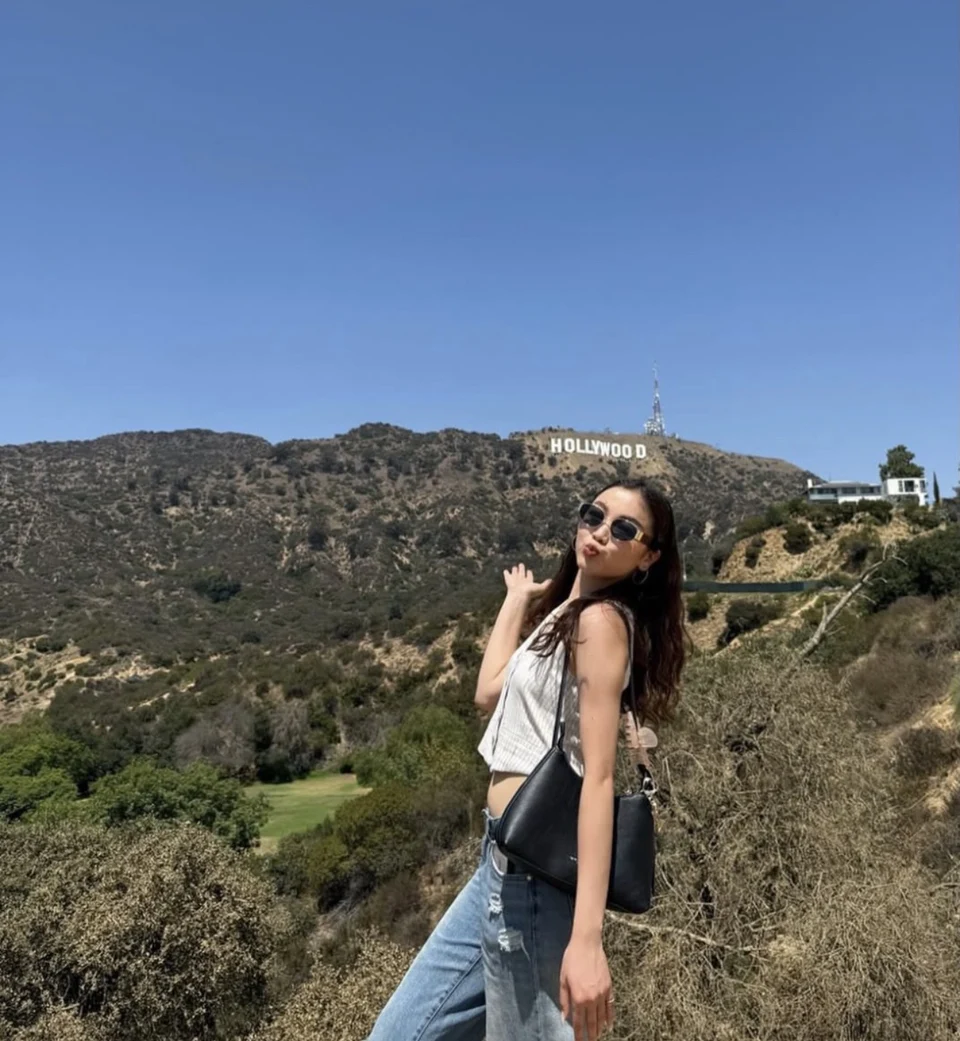 Hollywood бичгийн өмнө зургаа авахуулсан аялагч