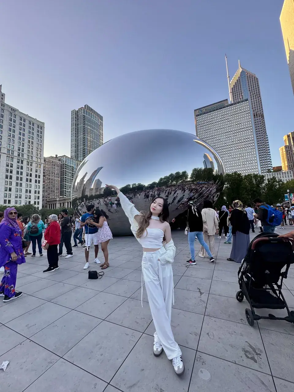 Чикаго хотын Cloud Gate баримлын өмнөх оролцогчийн аяллын зураг