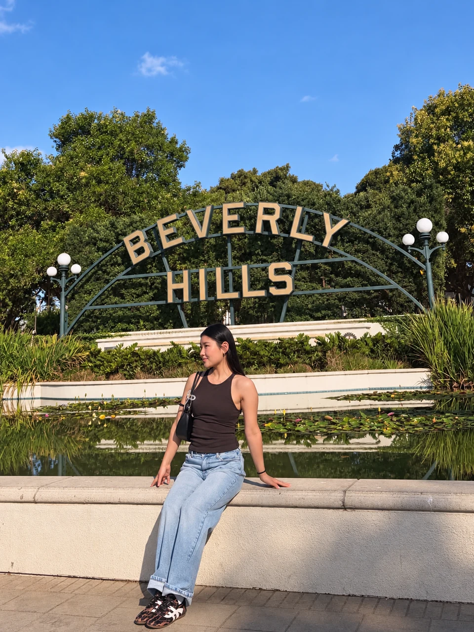 Beverly Hills бичгийн өмнө зургаа авахуулсан оролцогч