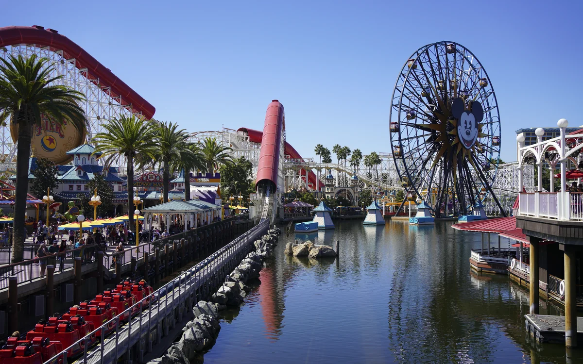 Anaheim хотын Pixar Pier парк, алсыг харагч хүрд, дал мод, зочид