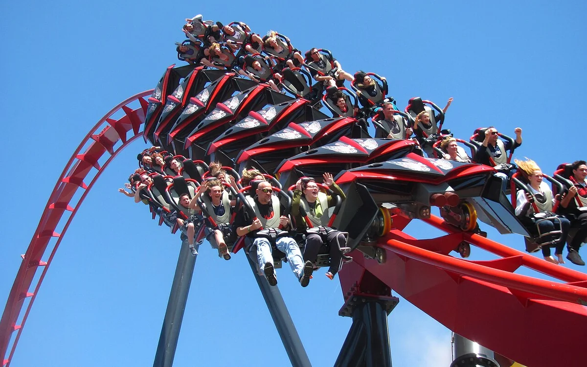 Gurnee хотын Six Flags Great America паркийн X-Flight дээрх аялагчид