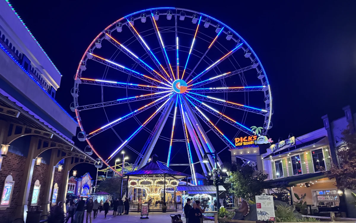 Pigeon Forge хотын The Island дахь өнгөлөг гэрэлт хүрд, зочид