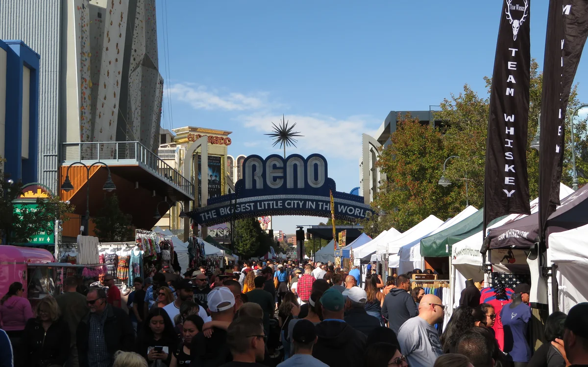 Reno хотын нуман хаалганы доорх наадам, хөл хөдөлгөөнтэй гудамж