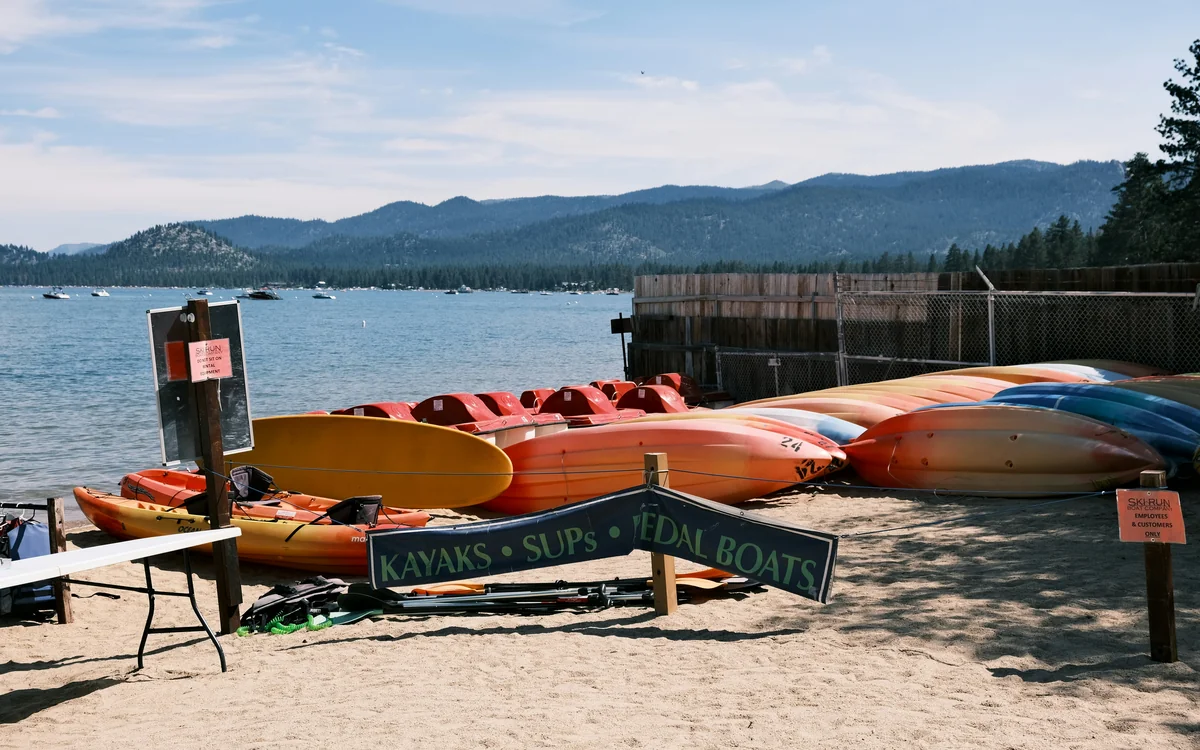 South Lake Tahoe хотын Ski Run Marina эрэг дээрх өнгөлөг завь, нуур, уулс